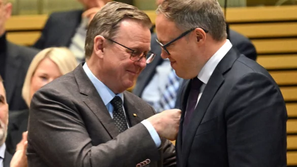 Thüringens Linke verhilft CDU-Chef ins Ministerpräsidentenamt. - © Martin Schutt/dpa