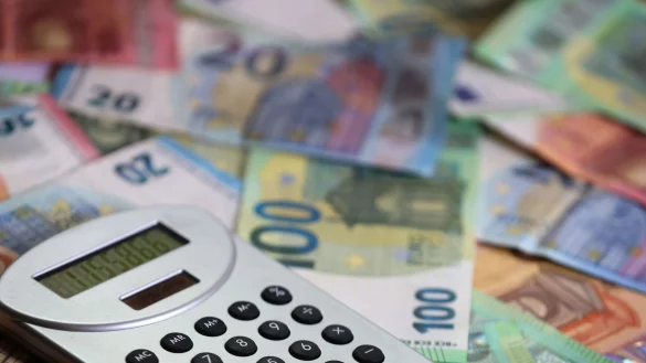 Die neue Beamtenbesoldung in Nordrhein-Westfalen unterstellt ein Partnereinkommen - wo keines ist, kann eine gerechte Bezahlung erst auf Antrag durchgesetzt werden. (Symbolbild) - © Karl-Josef Hildenbrand/dpa