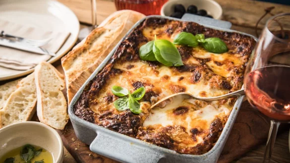 Eine Lasagne schmeckt noch einmal so gut, wenn man die Nudelplatten dafür selbst hergestellt hat - © Christin Klose/dpa-tmn