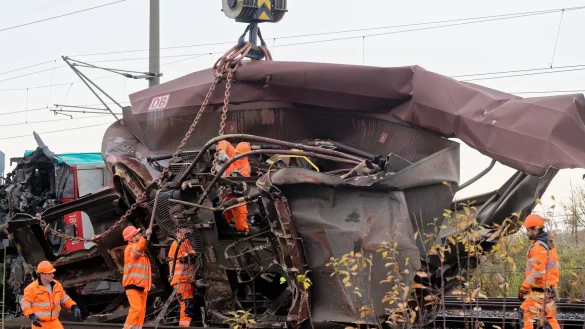 Nach dem Güterzug-Unfall bei Kerpen ist die beschädigte Strecke wieder komplett befahrbar. (Archivbild) - © Henning Kaiser/dpa