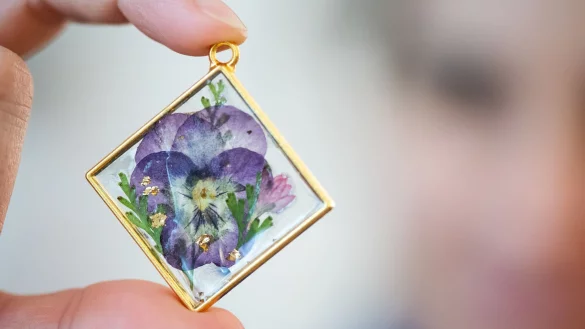 Schmuckst&uuml;ck mit Sommergef&uuml;hl: Anh&auml;nger mit Trockenblumen sorgen auch im Winter f&uuml;r etwas Farbe. - &copy; Franziska Gabbert/dpa-tmn