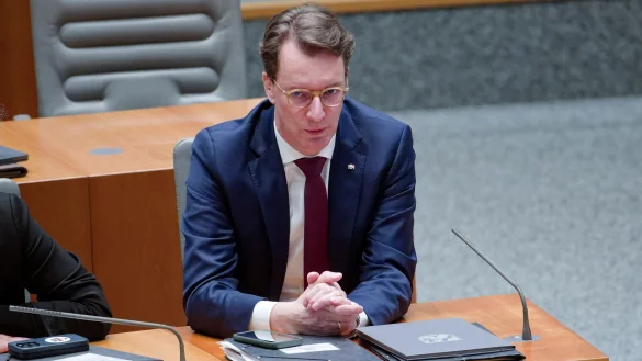 «Dieses Scheitern der Ampel muss allen Demokraten eine Mahnung und Warnung sein», so Nordrhein-Westfalens Ministerpräsident Hendrik Wüst. - © Henning Kaiser/dpa