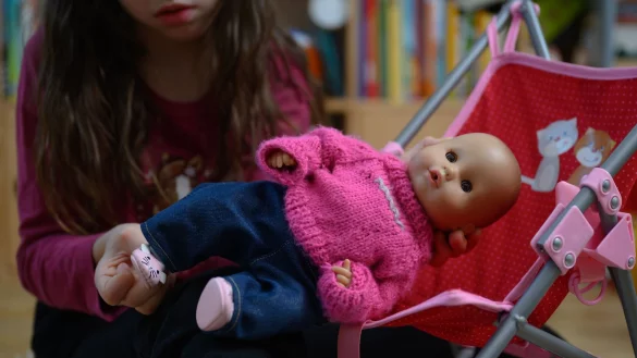 H&auml;ufig sind es die Eltern, die das Spielzeug aussuchen und so Kinder fr&uuml;h pr&auml;gen. (Symbolbild) - &copy; Hendrik Schmidt/dpa