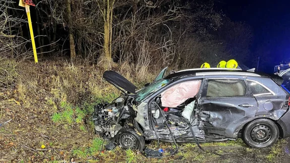 Die Frau starb noch an der Unfallstelle. - © -/Feuerwehr Bergheim/dpa