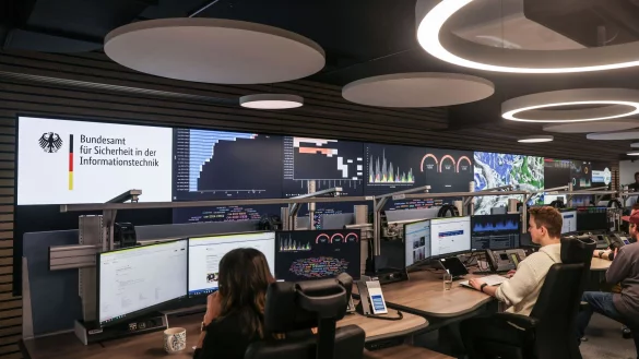 Das nationale IT-Lagezentrum im Bundesamt f&uuml;r Sicherheit in der Informationstechnik (BSI) in Bonn. - &copy; Oliver Berg/dpa