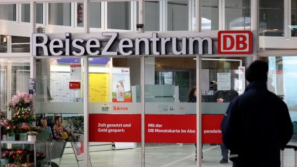 Sparpreistickets gibt es auch auf Papier. - © Bernd Wüstneck/dpa