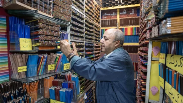 F&uuml;r Mohammed Rafi ist der Verkauf von Buntstiften eine echte Leidenschaft. - &copy; Arne B&auml;nsch/dpa