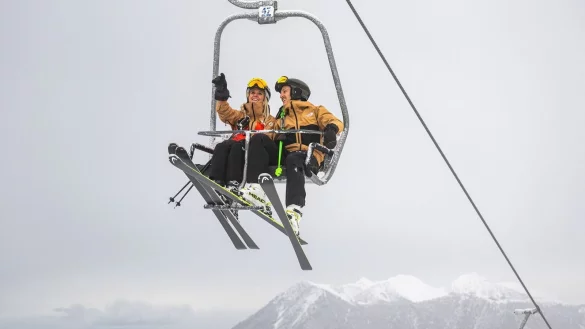 Skipass-Preise steigen: Besonders in den Alpenregionen m&uuml;ssen Wintersportler mit h&ouml;heren Kosten rechnen, w&auml;hrend deutsche Skigebiete g&uuml;nstiger bleiben. - &copy; Benjamin Nolte/dpa-tmn