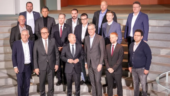 Kanzler Scholz (1. Reihe M) empfängt Vertreter der Stahlbranche im Bundeskanzleramt. - © Kay Nietfeld/dpa