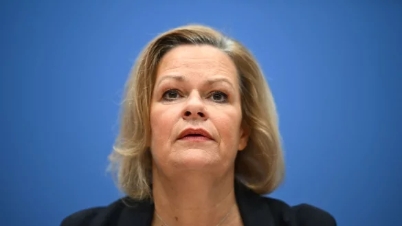 Bundesinnenministerin Nancy Faeser (SPD) hält sich derzeit in London auf. Bei ihren Gesprächen dort geht es vor allem um das Geschäft von Schleuserbanden, die irreguläre Migranten auf unsicheren Booten nach Großbritannien bringen. (Archivbild) - © Sebastian Gollnow/dpa