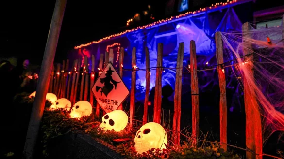 Mehrere Totenk&ouml;pfe begr&uuml;&szlig;en Grusel-Fans in Mettmann. - &copy; Christoph Reichwein/dpa