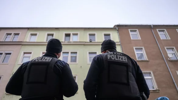 In einem Mehrfamilienhaus in Mei&szlig;en sind drei Kleinkinder und deren Vater tot gefunden worden. - &copy; Robert Michael/dpa