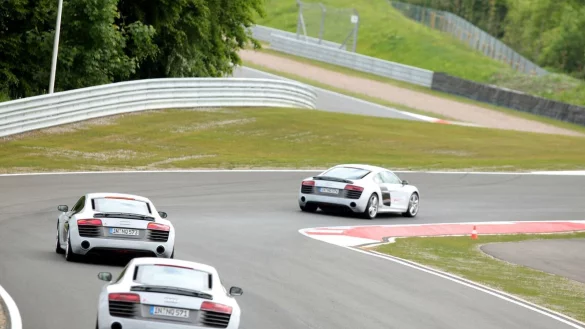 Fahrzeuge eines Kunden fahren auf der Autorundstrecke &laquo;Bilster Berg Drive Resort&raquo; durch eine Kurvenpassage. Der Betreiber darf nach einem Gerichtsurteil den Betrieb nicht ausweiten. (Archivfoto) - &copy; Oliver Krato/dpa