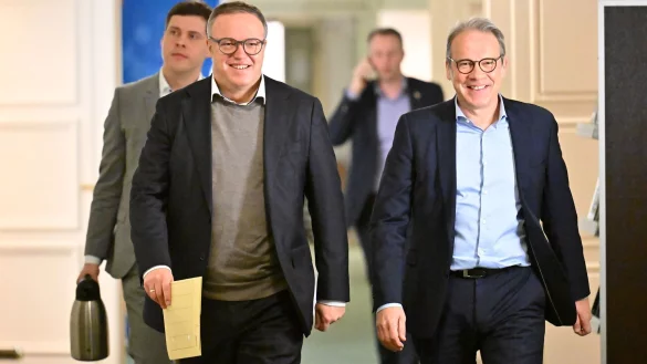 Thüringens CDU-Chef Mario Voigt, hier mit SPD-Landeschef Georg Maier, will Ministerpräsident werden - am liebsten im ersten Wahlgang. Dafür braucht er aber auch die Linke. - © Martin Schutt/dpa