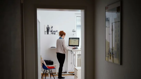 19 Prozent der Besch&auml;ftigten geben zu, gelegentlich von zu Hause zu arbeiten, um das eigene Arbeitspensum hinunterzuschrauben. - &copy; Uwe Anspach/dpa/dpa-tmn