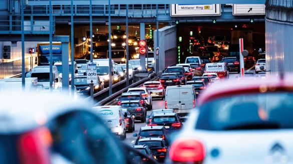 Eigentlich sollen in der EU Autos mit Verbrennungsmotor für Privatpersonen aus dem Verkehr verschwinden - doch dagegen regt sich Widerstand. (Archivbild) - © Matthias Balk/dpa
