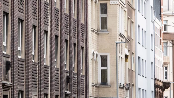 In Großstädten ziehen die Kaufpreise für Wohnungen wieder an. (Symbolbild) - © Marco Rauch/dpa