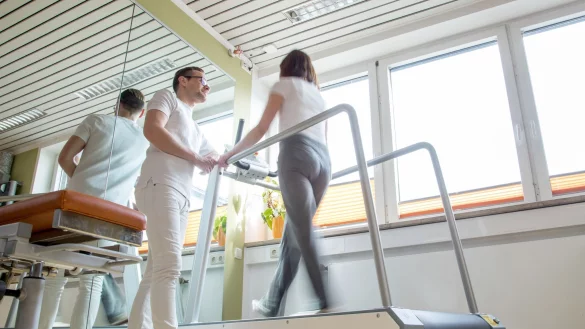 Nach einer Verletzung oder Krankheit kann eine Reha die Genesung f&ouml;rdern. Das ist auch mit Blick auf die Erwerbst&auml;tigkeit wichtig. - &copy; Christin Klose/dpa-tmn