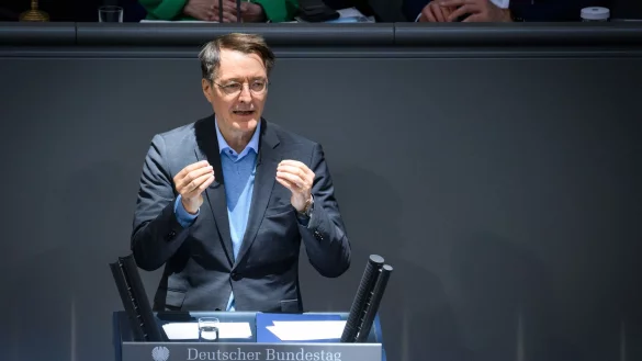 Gesundheitsminister Karl Lauterbach rechnet ab 2026 mit stabilen Krankenkassenbeitr&auml;gen. (Archivbild) - &copy; Bernd von Jutrczenka/dpa