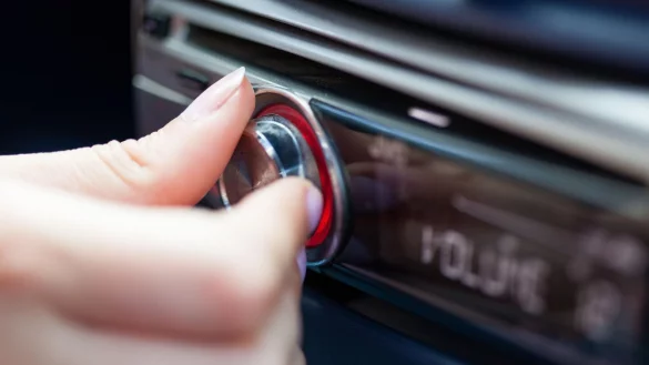 Dreh lauter: FM-Transmitter k&ouml;nnen Musik auf einer UKW-Frequenz vom Smartphone ans Radio &uuml;bertragen. - &copy; Christin Klose/dpa-tmn