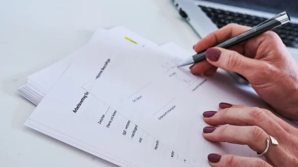 Befristete Arbeitsvertr&auml;ge bieten weniger Sicherheit als unbefristete, haben jedoch klare gesetzliche Regelungen. - &copy; Annette Riedl/dpa/dpa-tmn