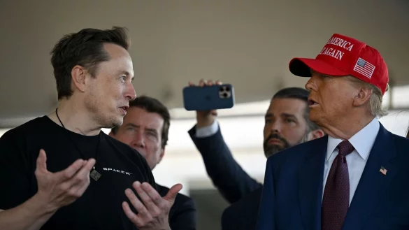 Ziemlich beste Freunde? Tech-Milliardär Elon Musk und der designierte US-Präsident Donald Trump. - © Brandon Bell/Getty Images North America Pool via AP/dpa