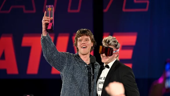 Eine Krone f&uuml;r zwei K&uuml;nstler: Zartmann und Ski Aggu freuen sich &uuml;ber Auszeichnung als &laquo;Bester Alternative Song&raquo; - &copy; David Inderlied/dpa