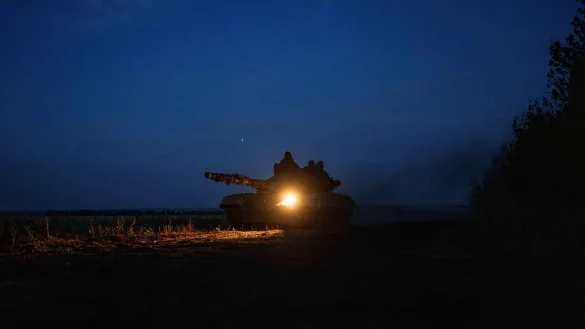 Russische Truppen stehen nur noch etwa sieben Kilometer vor der Stadt Pokrowsk. (Archivbild) - &copy; Evgeniy Maloletka/AP/dpa