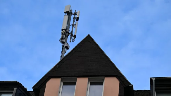 Ein Mobilfunk-Mast mit Antennen im Funkstandard 5G (quadratisch) und 4G (länglich) ist auf dem Dach eines Wohnhauses montiert. (Archivbild) - © Wolf von Dewitz/dpa