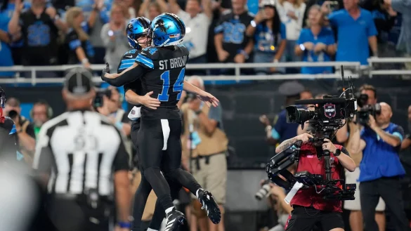 Verkehrte Welt: Amon-Ra St. Brown (rechts) warf einen Touchdownpass auf seinen Quarterback Jared Goff. - &copy; Paul Sancya/AP/dpa