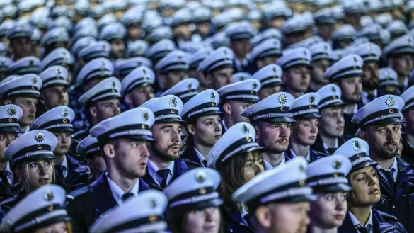 Polizei-Anw&auml;rter nehmen an einer Vereidigungsfeier teil. (Archivbild) - &copy; Oliver Berg/dpa