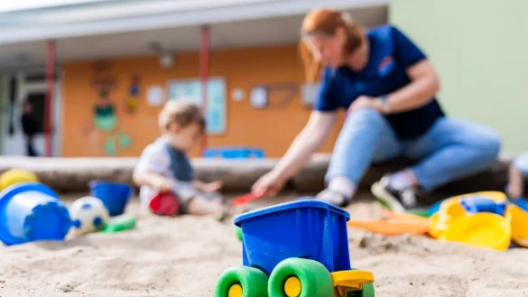 Kitas sollen in NRW k&uuml;nftig in Ausnahmef&auml;llen offen bleiben, auch wenn Teile des Personals pl&ouml;tzlich krankheitsbedingt ausfallen. (Symbolbild) - &copy; Christoph Soeder/dpa