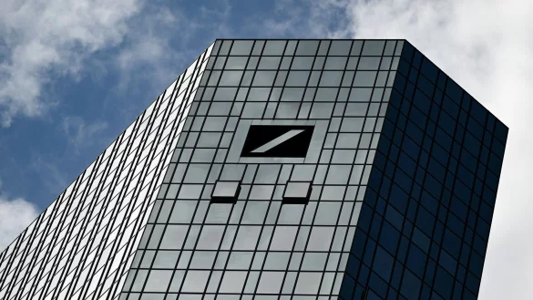 Auf die Aktion&auml;re der Deutschen Bank entfielen im dritten Quartal unter dem Strich knapp 1,5 Milliarden Euro. (Archivbild) - &copy; Arne Dedert/dpa