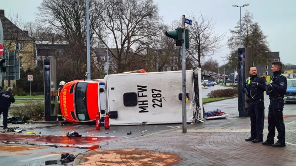 Bei einem Unfall in Mülheim an der Ruhr ist der Rettungswagen auf die Seite gekippt. - © Justin Brosch/dpa