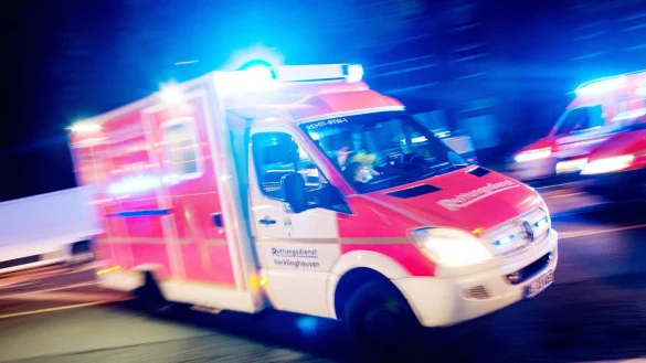 Ein 25-J&auml;hriger ger&auml;t mit seinem Auto in Essen auf einen Gehweg und f&auml;hrt eine Mutter an. Die beiden Unfallbeteiligten werden schwer verletzt in Krankenh&auml;user gebracht. - &copy; Marcel Kusch/dpa