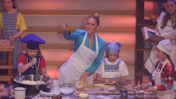 Kinder r&uuml;hren Teig und Helene Fischer r&uuml;hrt Rolf Zuckowski in der ARD-Livesendung &laquo;Das Adventsfest der 100.000 Lichter&raquo; - &copy; Bodo Schackow/dpa