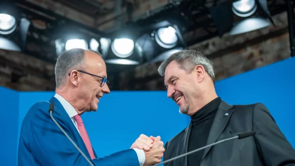 Merz betonte, die Schwesterparteien CDU und CSU hätten zu «neuer Geschlossenheit» gefunden. - © Michael Kappeler/dpa