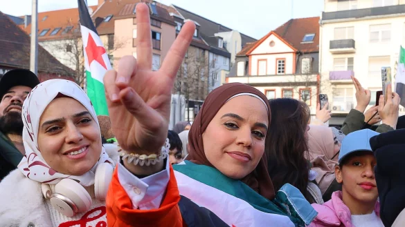Am Sonntag zog es Tausende Syrerinnen und Syrer in verschiedenen deutschen Städten zu spontanen Kundgebungen und Freudenfeiern auf die Straße. - © Dieter Leder/dpa