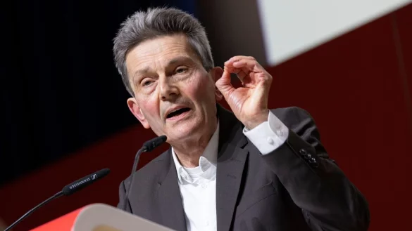 Rolf Mützenich zieht als Spitzenkandidat der NRW-Sozialdemokraten in den Bundestagswahlkampf. - © Thomas Banneyer/dpa