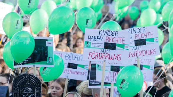 Rund 22.000 Menschen haben sich vor einem Jahr an einer Demo gegen Einsparungen im Sozialbereich beteiligt - mit &auml;hnlich vielen Menschen rechnen die Veranstalter in diesem Jahr. (Archivbild) - &copy; Rolf Vennenbernd/dpa