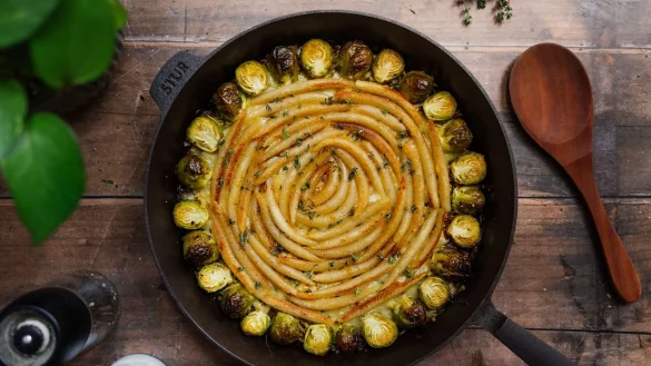 Festlich, aber unkompliziert: Diese Schupfnudelpfanne vereint klassische Aromen mit moderner Leichtigkeit &ndash; ein perfektes Weihnachtsgericht. - &copy; Zucker&Jadgwurst/zuckerjagdwurst.com/dpa-tmn