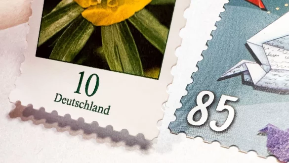 Standardbriefe und Postkarten innerhalb Deutschlands kosten ab Januar 95 Cent und damit 10 Cent mehr als bislang. - © Julian Stratenschulte/dpa