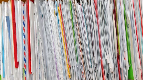 Eine Kiste voller Weihnachtsbriefe. Viele Ministerinnen und Minister verschicken noch klassische Karten statt digitaler Gr&uuml;&szlig;e. (Symbolbild) - &copy; Patrick Pleul/dpa-Zentralbild/ZB