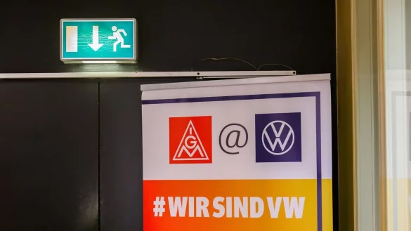 Im VW-Tarifstreit wird seit mehr als 60 Stunden um einen Kompromiss gerungen. (Archivbild) - © Julian Stratenschulte/dpa