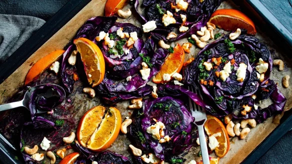 Pflanzliche Zutaten feuern ein Farbspektakel ab: Orangen und Minze verleihen dem ofenger&ouml;stetem Rotkohl nicht nur optisch eine frische Note. - &copy; Aileen Kapitza/minzgruen.com/dpa-tmn