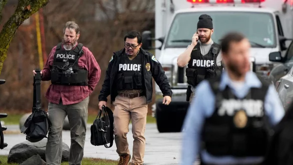 Polizisten sind nach dem Schusswaffenangriff an einer Schule im US-Bundesstaat Wisconsin im Einsatz. - © Morry Gash/AP/dpa