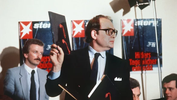 «Stern»-Reporter Gerd Heidemann präsentierte 1983 auf einer Pressekonferenz des Hamburger Magazins «Stern» die angeblichen Hitler-Tagebücher. (Archivbild) - © Chris Pohlert/dpa
