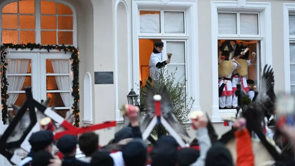 In einem ersten Teil des Brauches werden die ausgew&auml;hlten Klaasohms an ihren Vereinslokalen eingesammelt. - &copy; Lars Penning/dpa