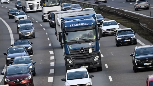 Trotz Ferienstarts blieben lange Staus auf den Autobahnen in NRW am Nachmittag aus. - © Federico Gambarini/dpa