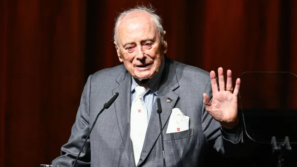 Nach 75. Arbeitsjahren will der Schrauben-Unternehmer Reinhold Würth künftig kürzertreten. - © Uwe Anspach/dpa